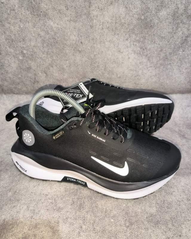 Nike Nike Pegasus Trail 4 GORE-TEX (sepatu lari trail / all-weather berteknologi lapisan GORE-TEX tahan air, sol luar berteknologi Storm-Tread untuk cengkeraman maksimal di medan basah, serta bantalan ReactX untuk kenyamanan responsif)