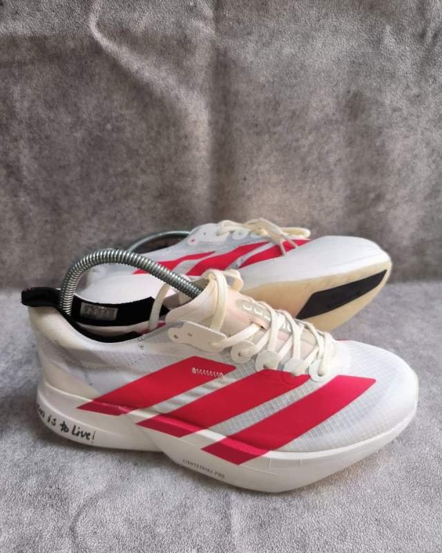 Adidas Adidas Adizero Adios Pro 3 (sepatu lari marathon / carbon-plated race shoe super cepat dengan batang karbon ENERGYRODS 2.0, bantalan ganda Lightstrike Pro, serta tulisan khas 
