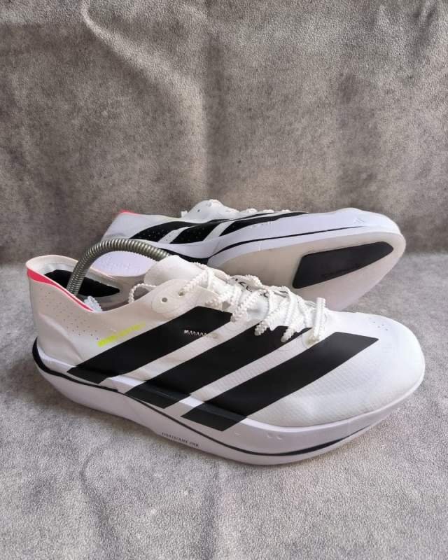 Adidas Adidas Adizero Takumi Sen (sepatu lari jarak menengah/kompetisi berteknologi ENERGYRODS berinfusi karbon, bantalan Lightstrike Pro, serta bodi jaring mesh super ringan)