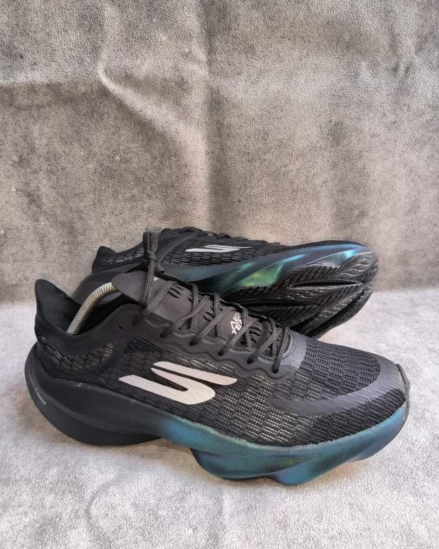 Skechers Skechers GO RUN Speed Beast (sepatu lari performance / racing berbahan mesh hitam dengan bantalan HYPER BURST yang ringan dan responsif, pelat sintetis/karbon untuk dorongan maksimal, serta sol luar berbahan karet Goodyear)