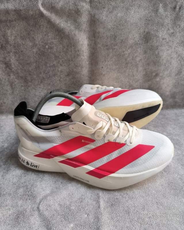 Adidas Adidas Adizero Adios Pro 3 (sepatu lari marathon / carbon-plated race shoe unggulan Adidas yang dilengkapi bantalan ganda Lightstrike Pro, batang karbon ENERGYRODS 2.0, serta slogan khas 