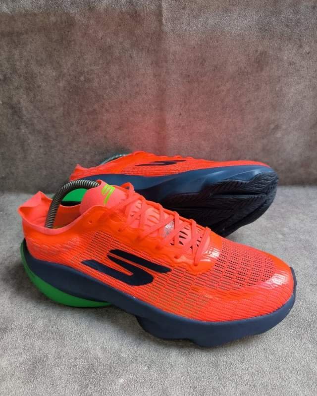 Skechers Skechers GO RUN Speed Freak / Performance (sepatu lari racing / marathon carbon-infused berteknologi HYPER BURST yang ringan dan responsif, dengan pelat serat karbon pasif untuk efisiensi dorongan lari, serta sol bawah karet Goodyear)