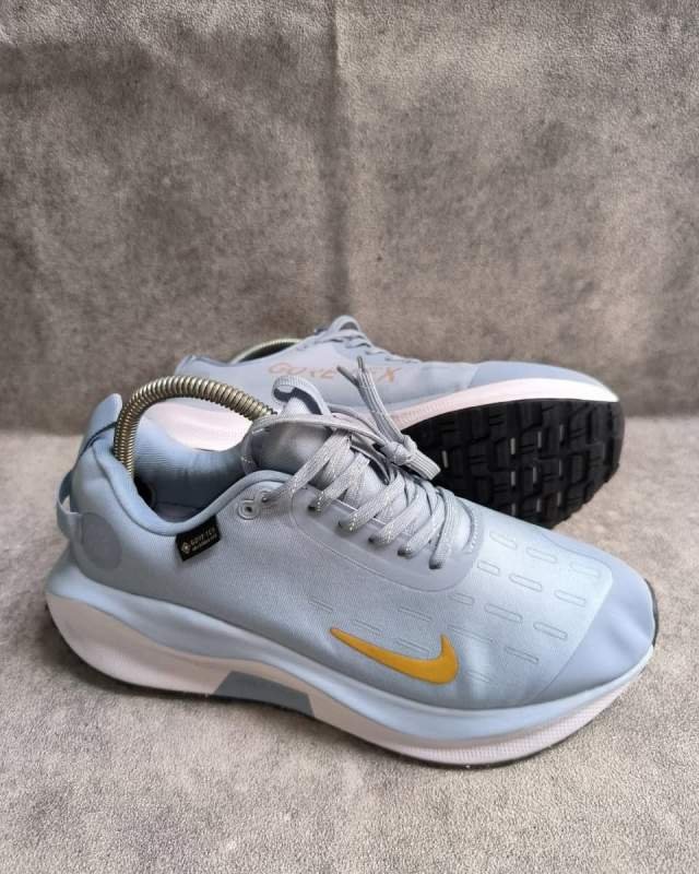Nike Nike Pegasus Trail 4 GORE-TEX (sepatu lari trail / all-weather berteknologi lapisan GORE-TEX tahan air, sol luar berteknologi Storm-Tread untuk daya cengkeram optimal, serta bantalan React untuk kenyamanan lari)