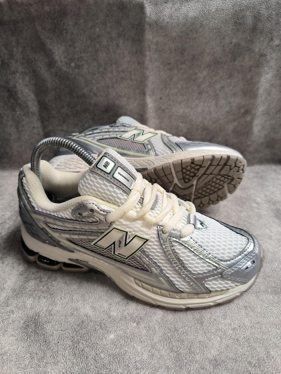 New Balance 1906R dalam warna Silver Metallic Cream (M1906REE)