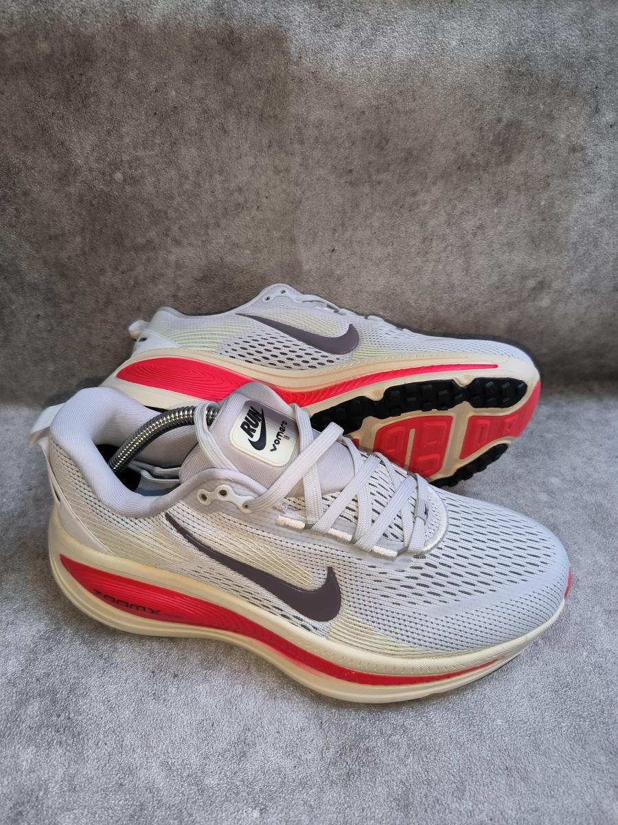Nike Vomero 18 'Platinum Tint/Metallic Pewter-Siren Red'
