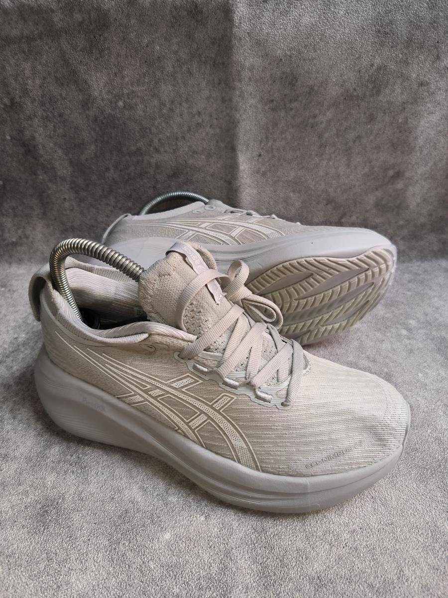 Asics Gel-Nimbus 27 'abu-abu terang/krem'