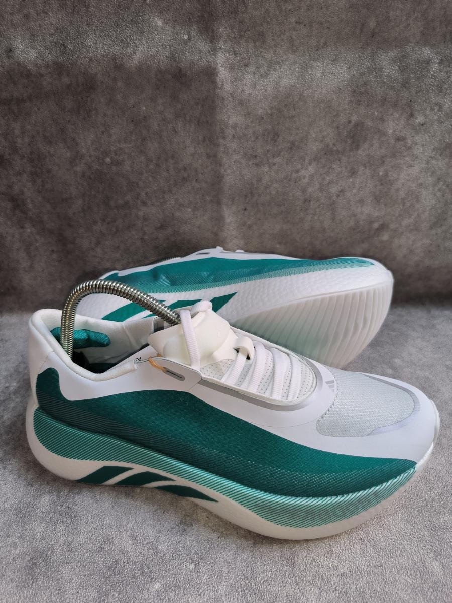 Adidas Hyperboost Edge dalam warna Cloud White / Equipment Green