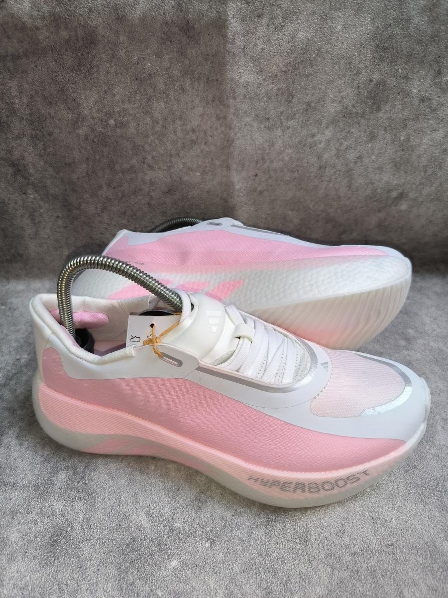 Adidas Hyperboost Edge berwarna off white dan clear pink 