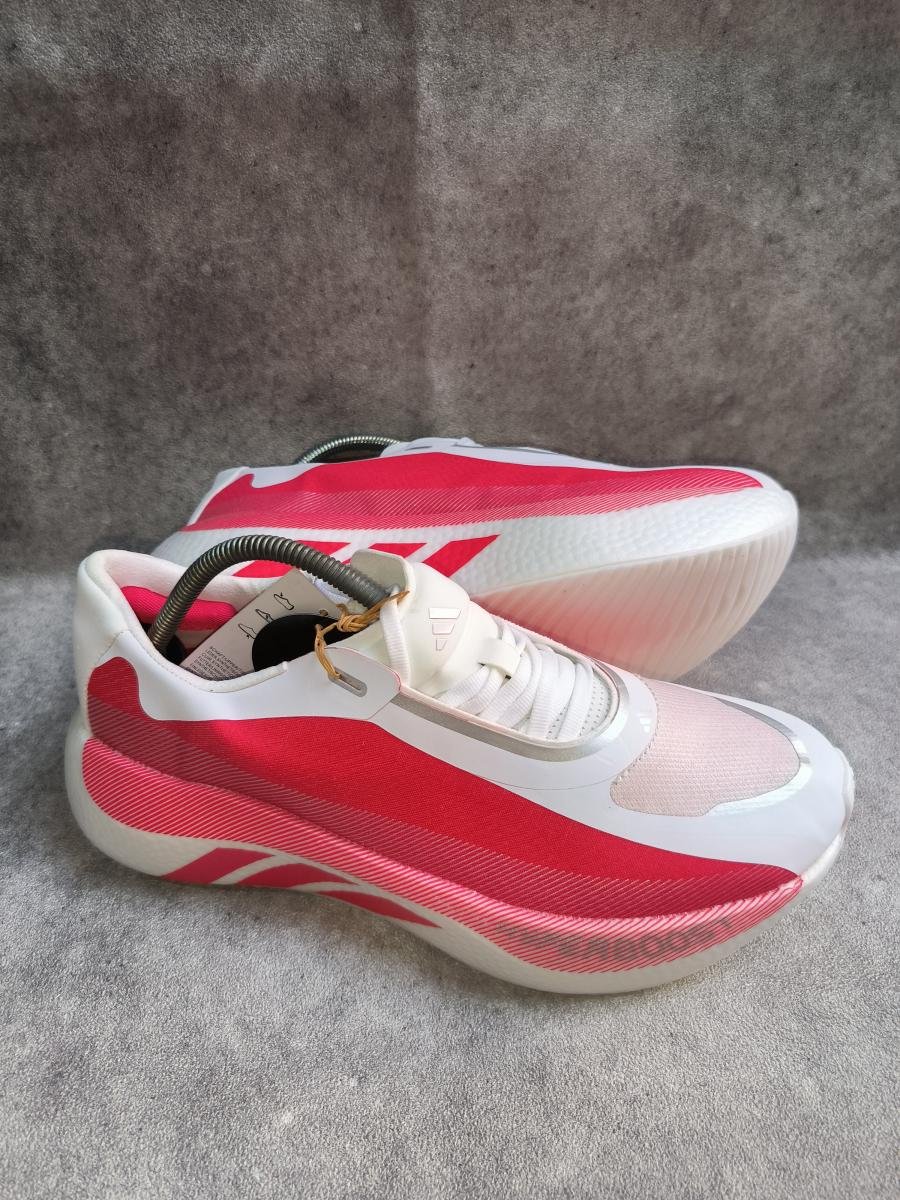 Adidas Hyperboost Edge berwarna putih dengan aksen merah (Pure Ruby).