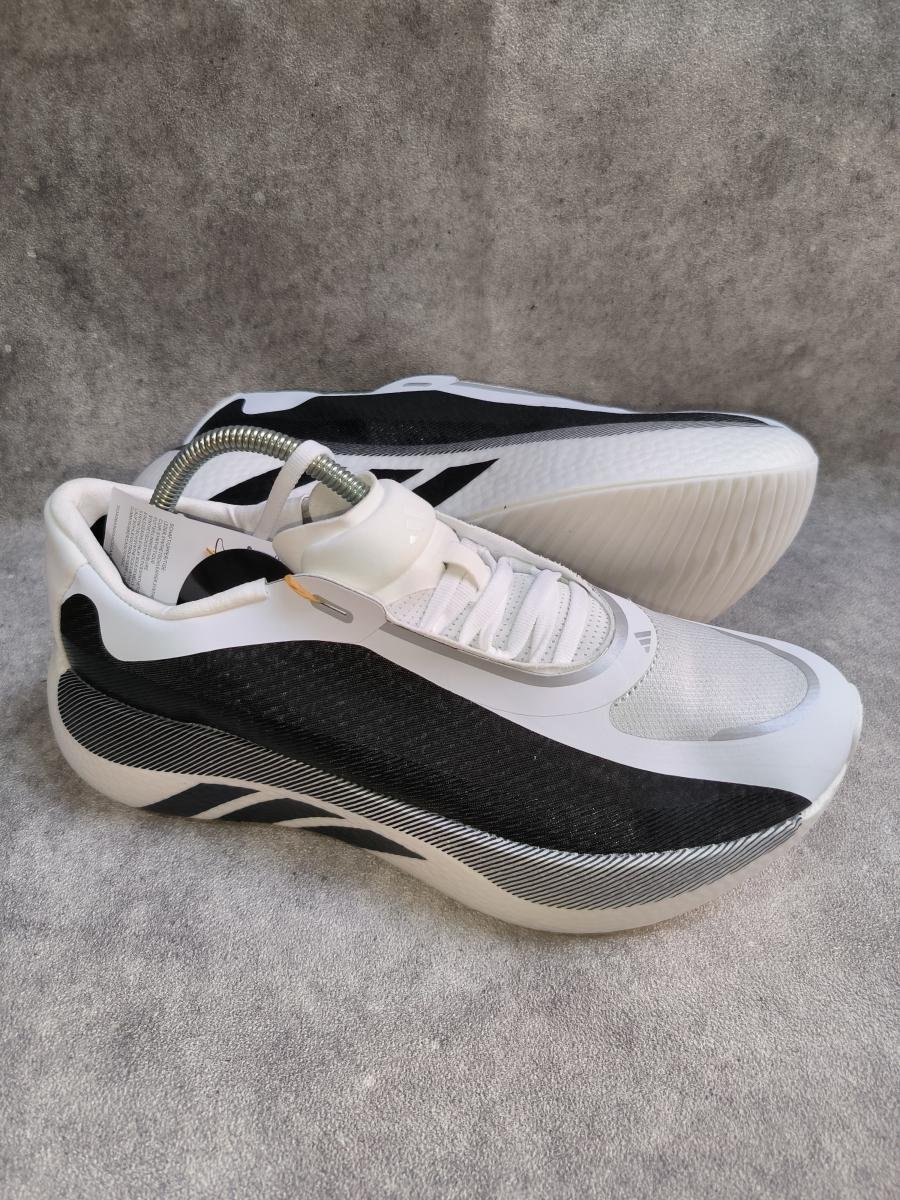 Adidas Hyperboost Edge berwarna putih dan hitam memiliki aksen garis tegas di bagian midsole