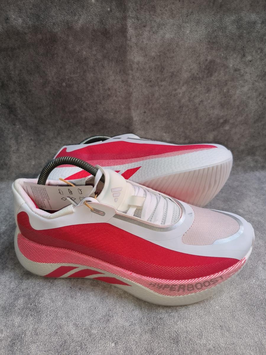 Adidas Hyperboost Edge berwarna putih dengan aksen merah (Pure Ruby).