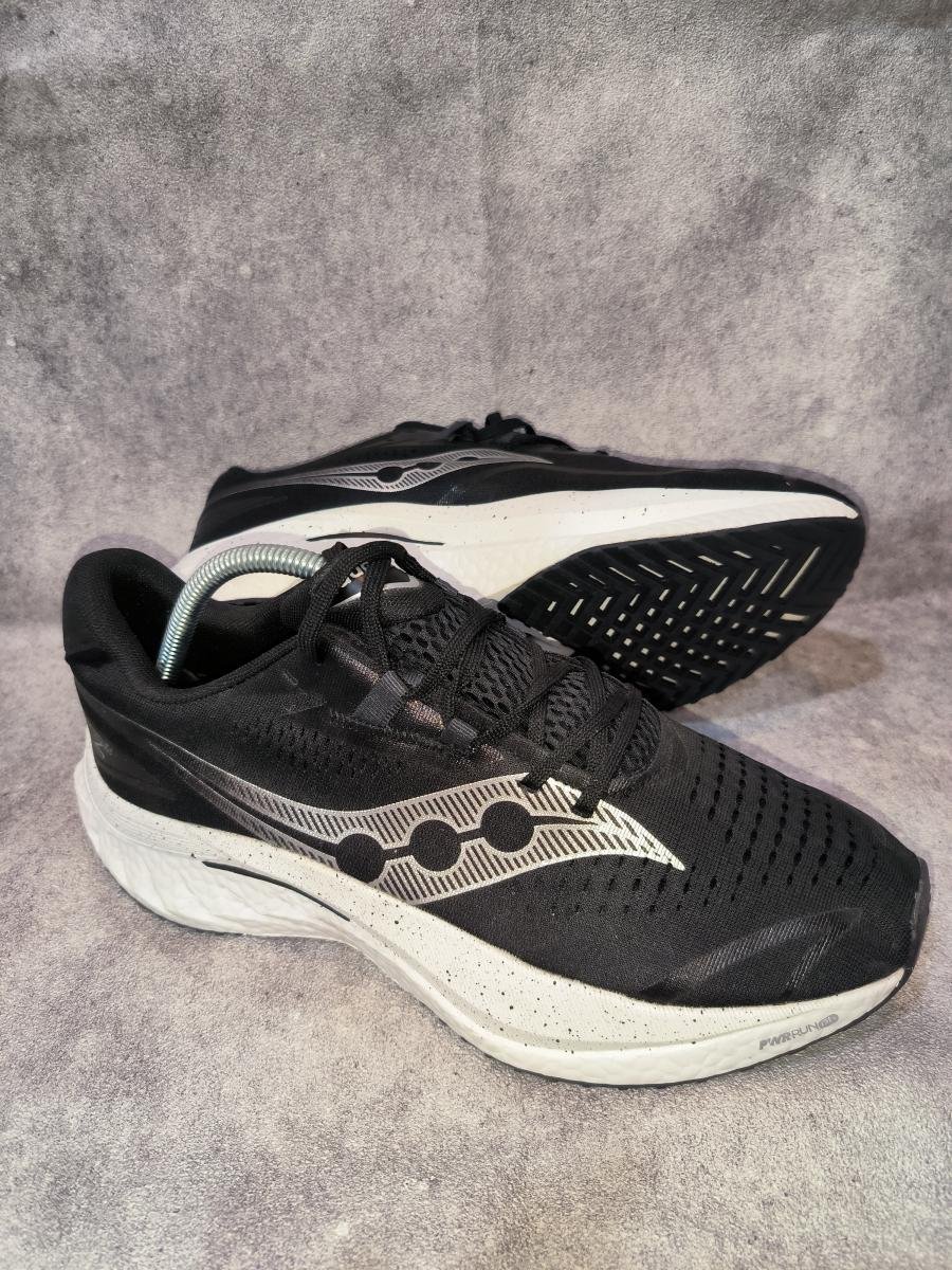 Saucony Endorphin Speed 4 (Hitam Putih)