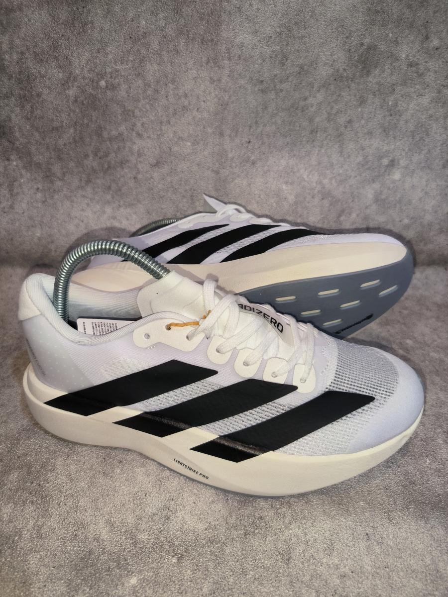 Adidas Adizero Evo SL (berwarna putih dengan aksen tiga garis hitam khas adidas)