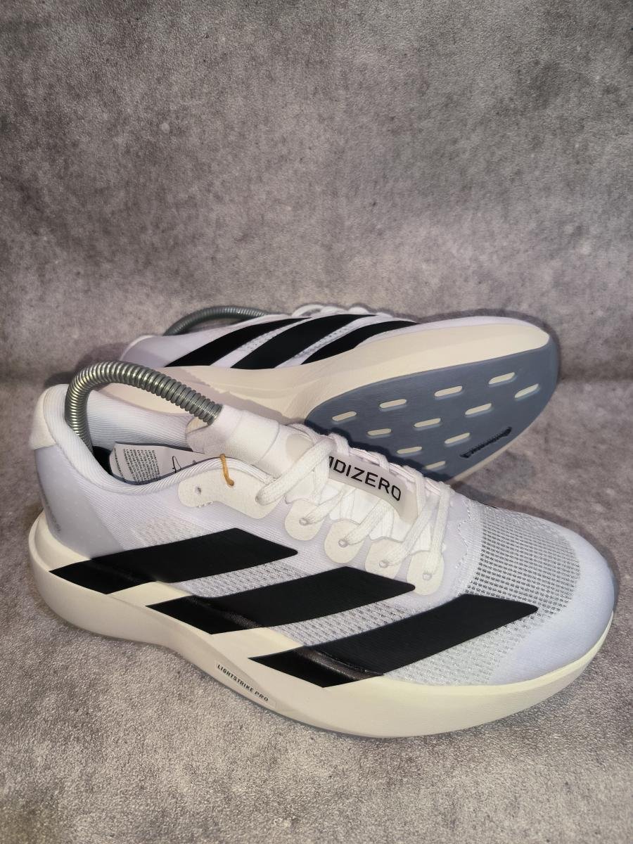 Adidas Adizero Evo SL (berwarna putih dengan aksen tiga garis hitam khas adidas)