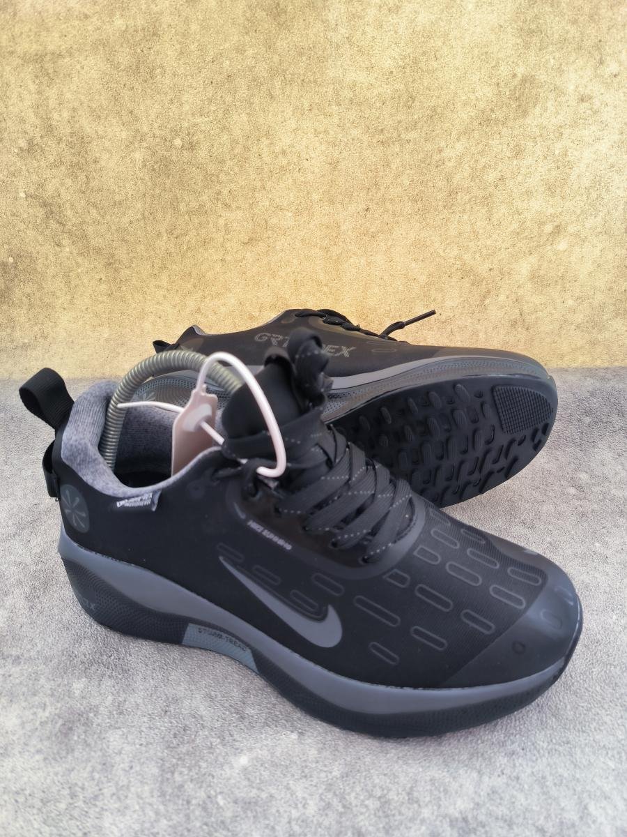 Nike React Infinity Run 4 GORE-TEX berwarna hitam dengan aksen sol abu-abu gelap 