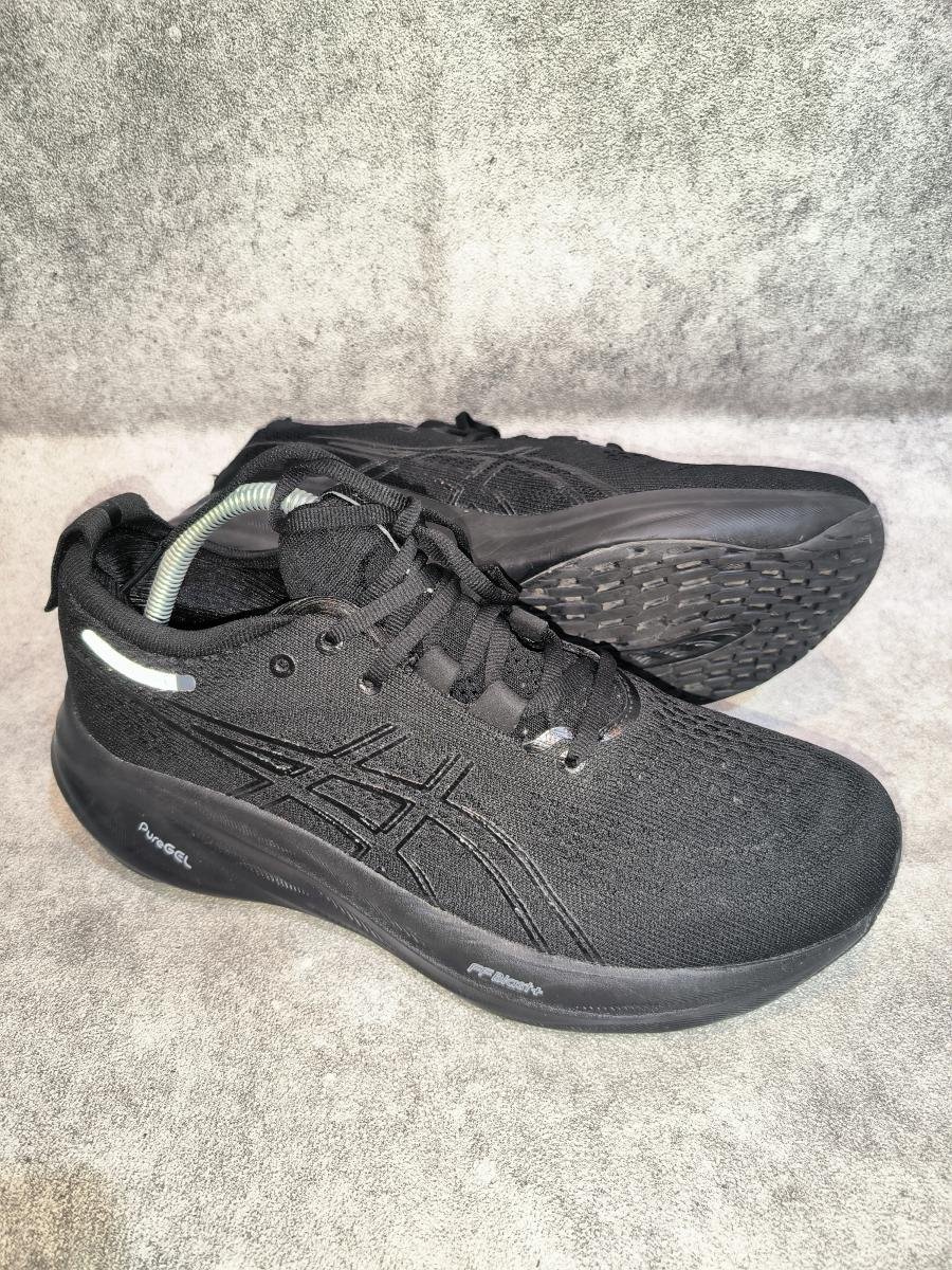 Asics Gel-Nimbus 26 berwarna hitam pekat (triple black)