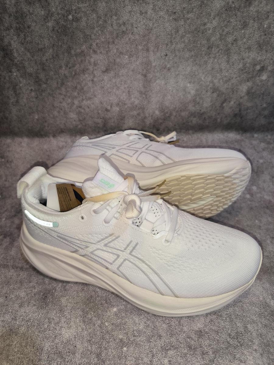 Asics Gel-Nimbus 26 berwarna putih off-white