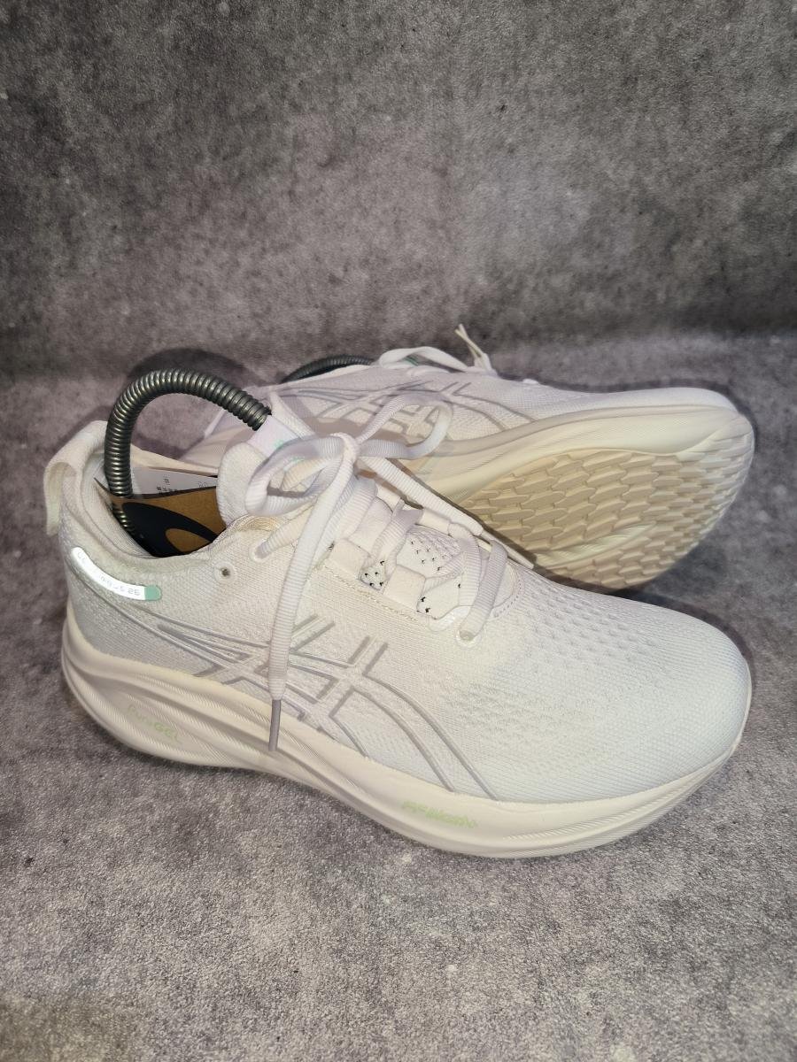 Asics Gel-Nimbus 26 berwarna putih off-white