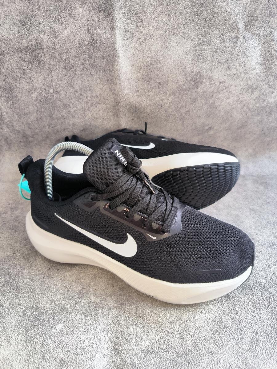 Nike Vomero 18 berwarna hitam dengan aksen putih