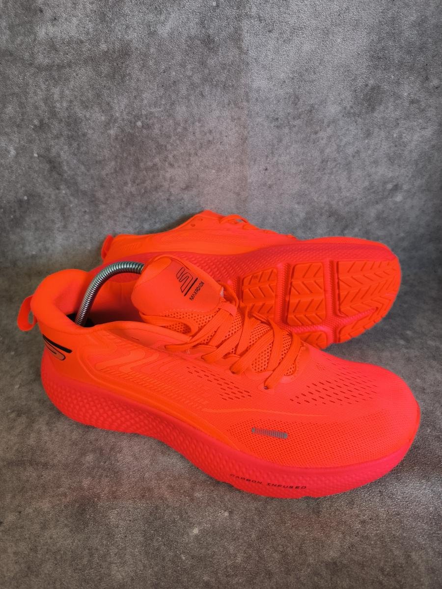 Skechers GO RUN Max Road 6 berwarna oranye neon (neon orange).