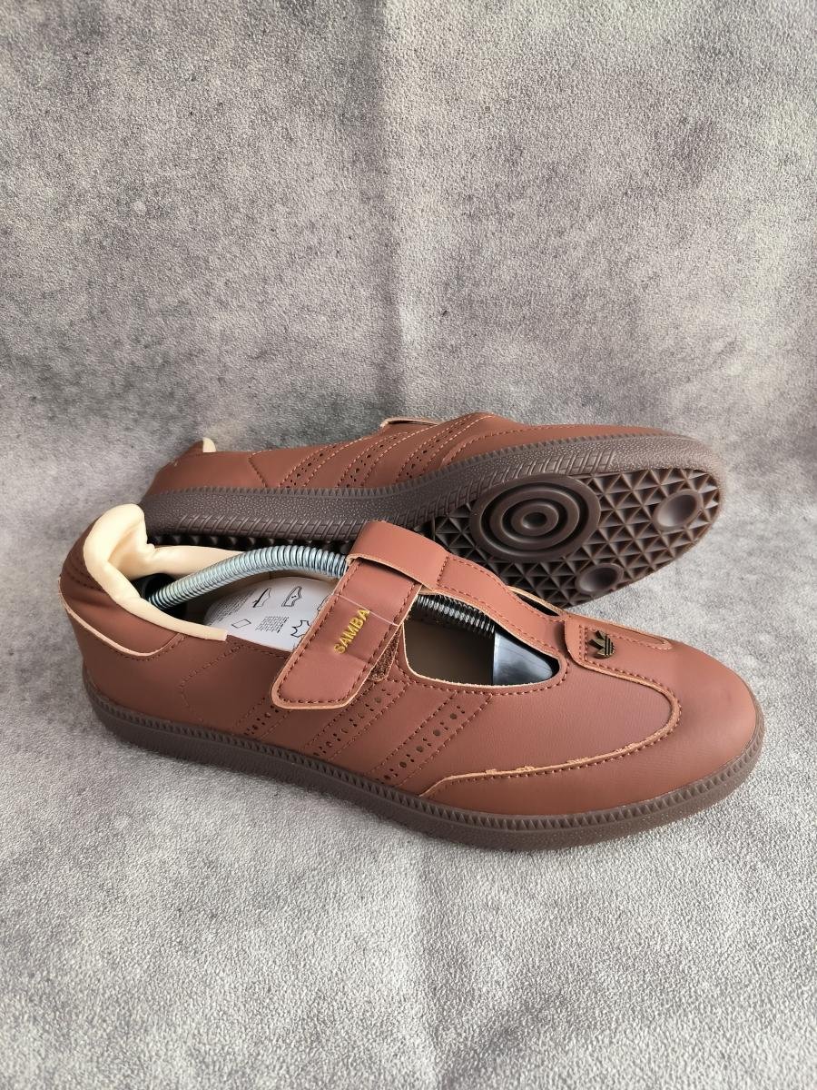 Adidas Samba Jane Leather dalam varian warna cokelat (Brown / Sand Strata / Gum)