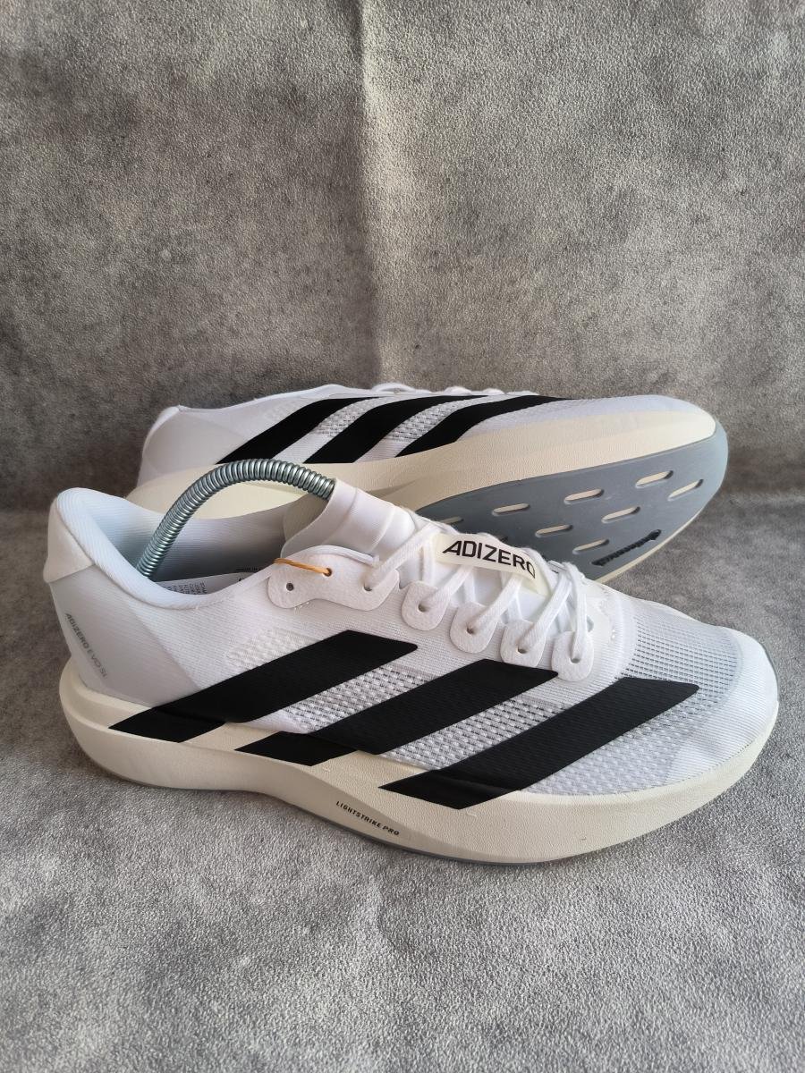Adidas Adizero Evo SL (berwarna putih dengan aksen tiga garis hitam khas adidas)