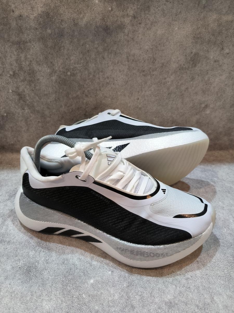 Adidas Hyperboost Edge yang menampilkan desain kontras warna hitam dan putih dengan sol tebal yang khas