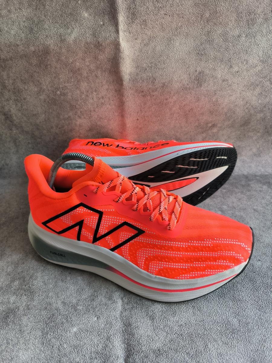 New Balance FuelCell SuperComp Trainer v2 'Neon Dragonfly' dengan warna oranye terang yang mencolok
