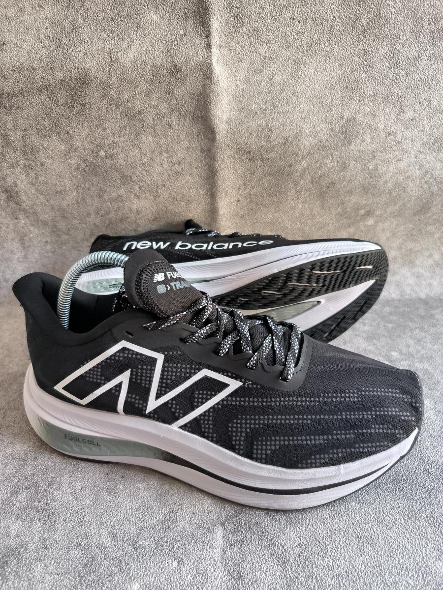 New Balance FuelCell SuperComp Trainer v2 berwarna hitam dengan aksen putih dan logo 