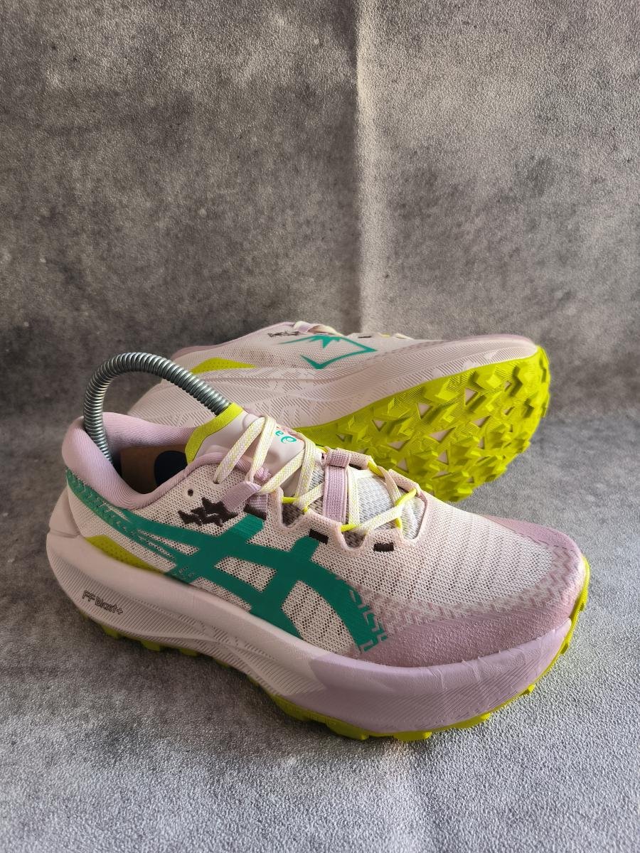 Asics Trabuco Max 5, warna Mineral Beige/Aurora Green
