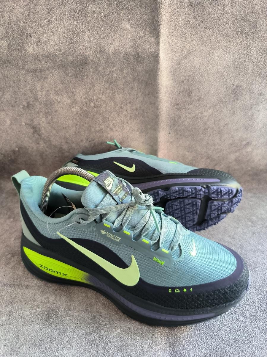 Nike Vomero 18 GORE-TEX edisi Seaweed yang dilengkapi dengan bantalan ZoomX dan aksen hijau volt yang mencolok