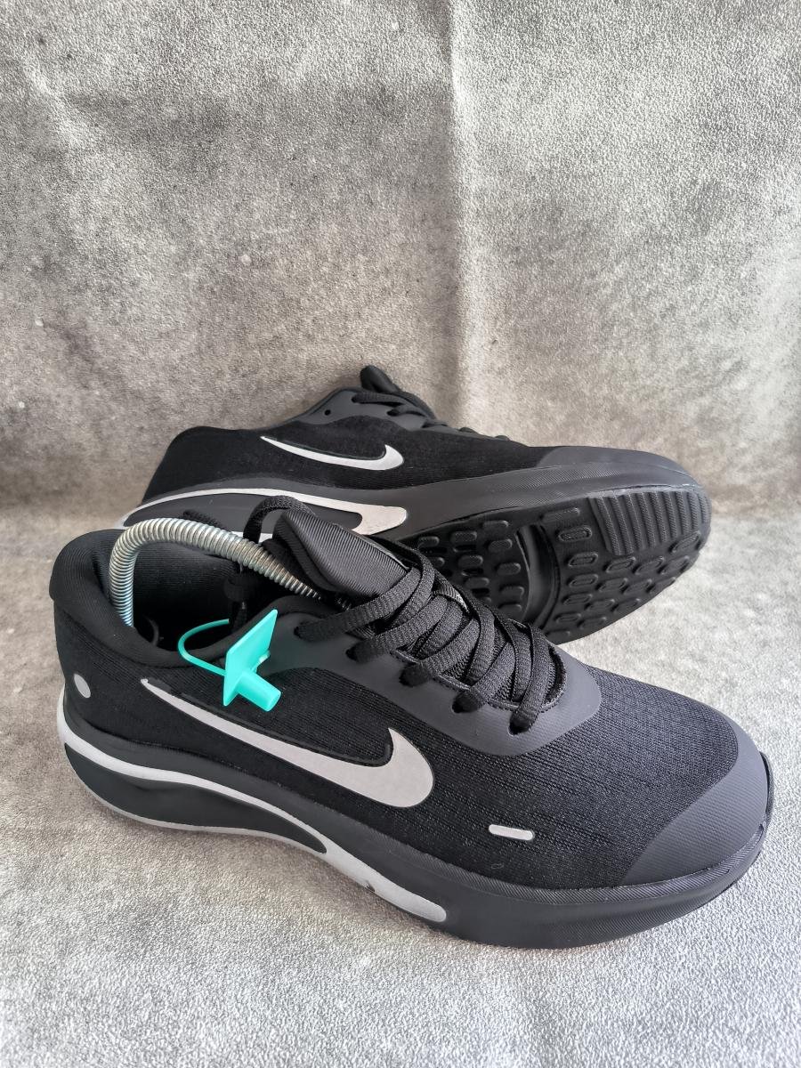 Nike Journey Run Variasi warna Black/White