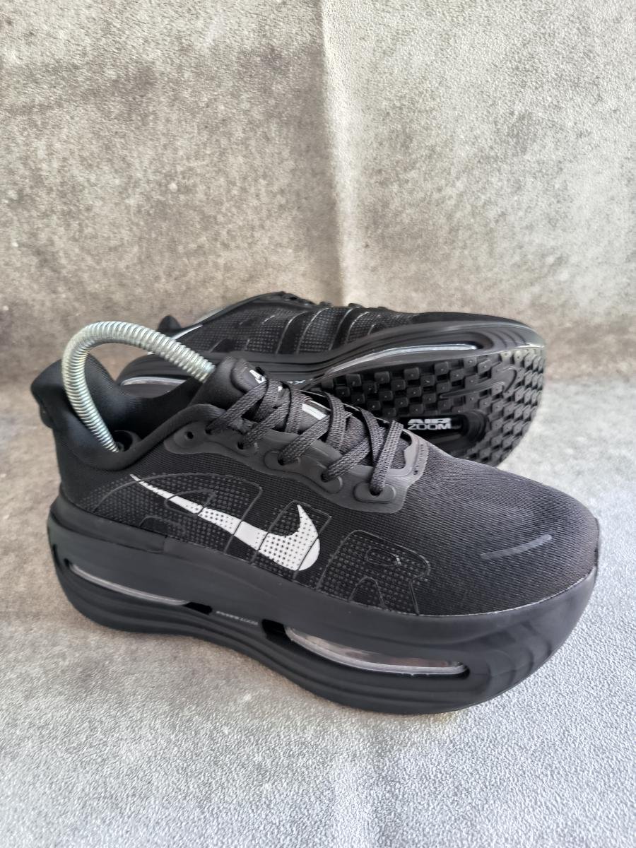 Nike Vomero Premium berwarna hitam yang menonjolkan sol tebal dengan bantalan Air Zoom yang terlihat jelas