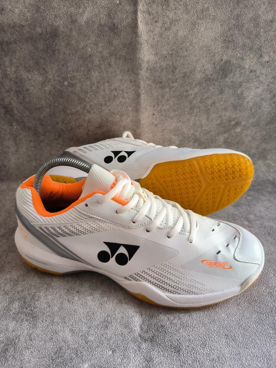 Yonex Power Cushion SHB 65 Z3 Wide berwarna putih dan oranye