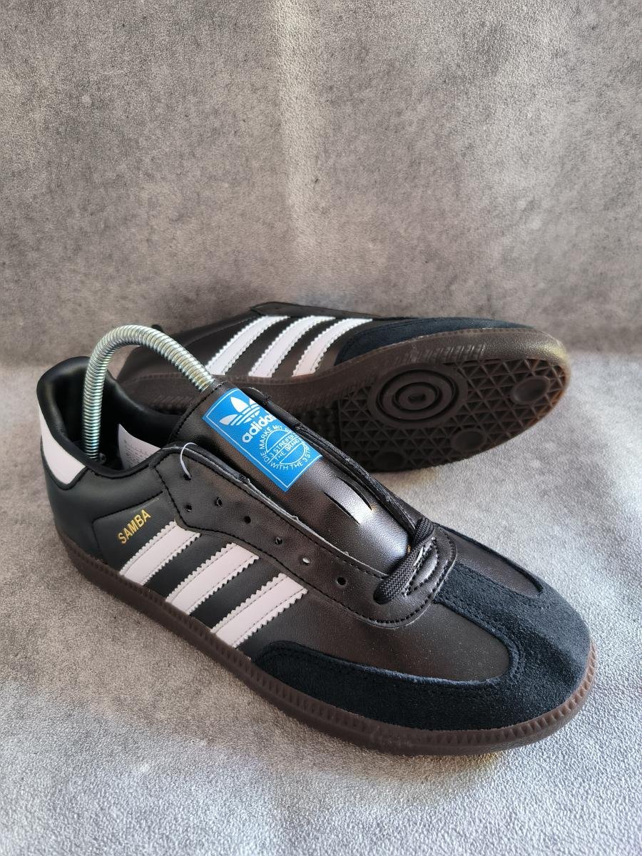 Adidas Samba OG kombinasi warna hitam dan sol gum yang ikonik