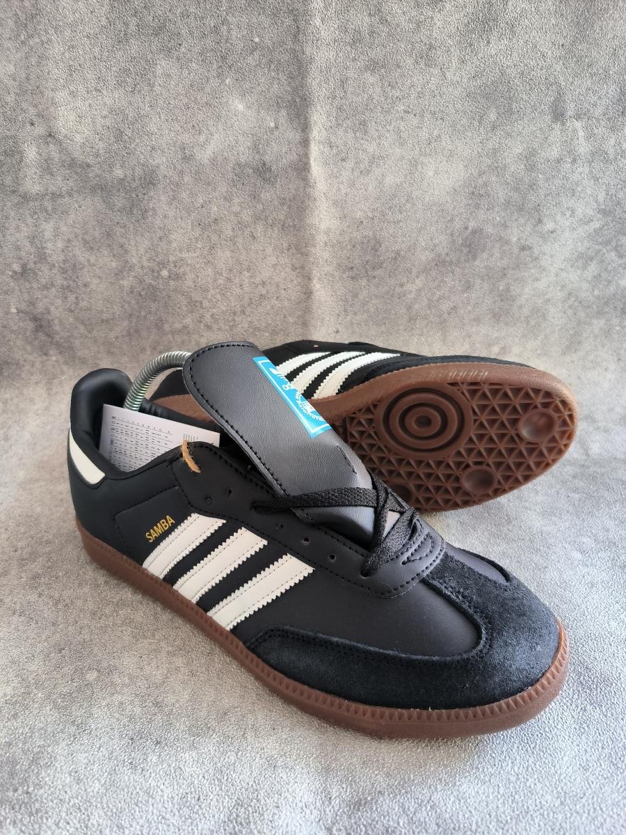 Adidas Samba Classic dalam varian warna Black/White/Gum