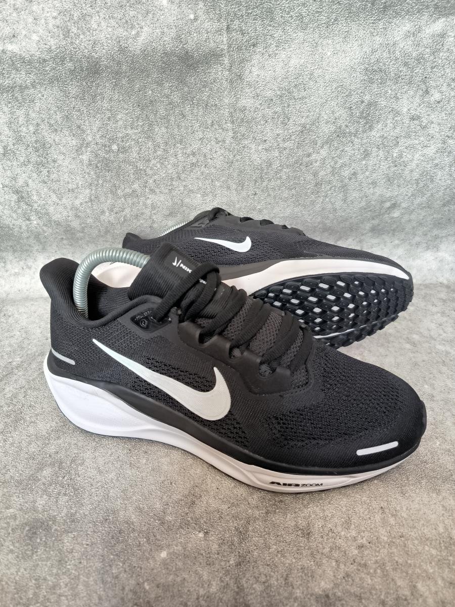 Nike Air Zoom Pegasus 41 dalam varian warna Black/White.
