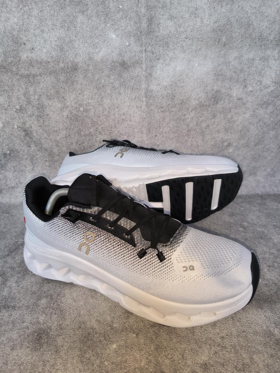 On On Cloudtilt dengan varian warna Black Ivory