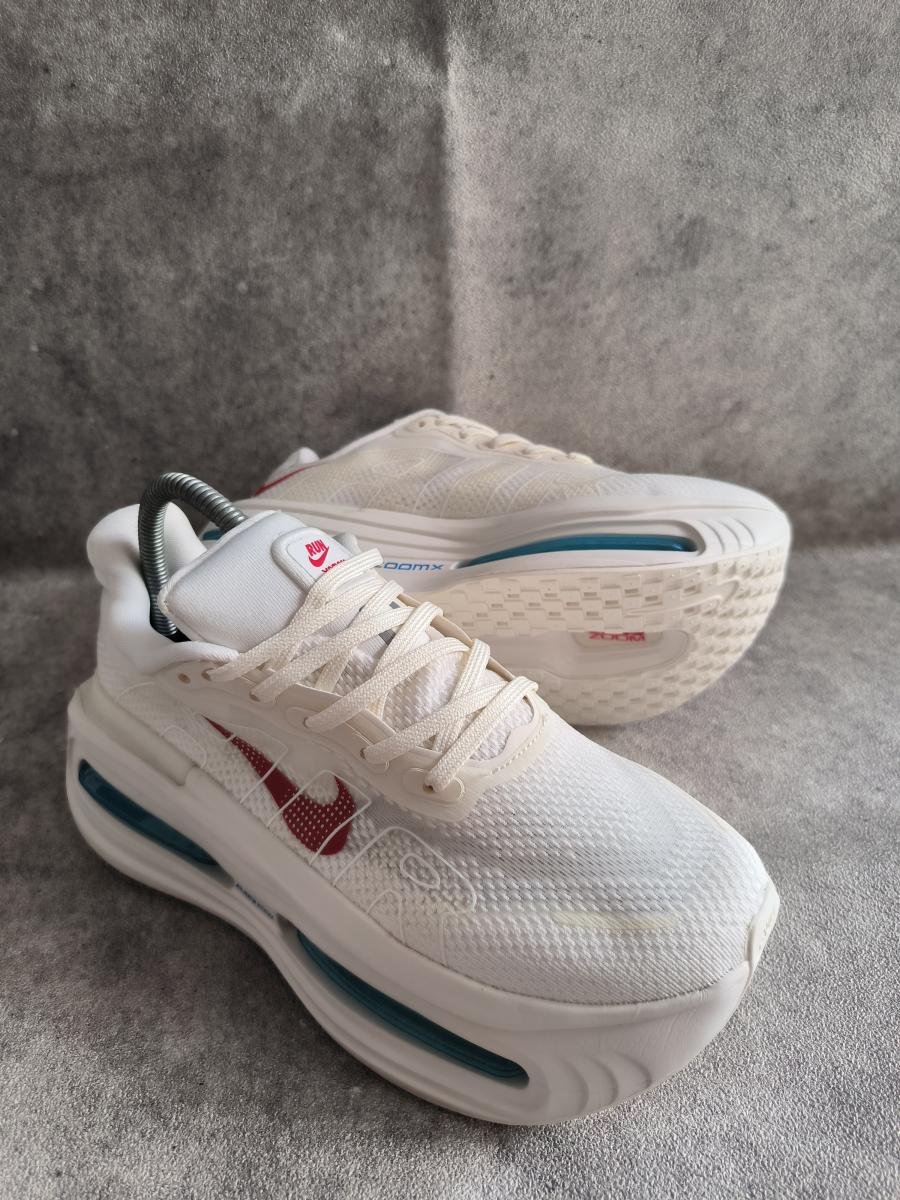 Nike Vomero Premium (warna putih dengan aksen merah dan biru / White/Red)