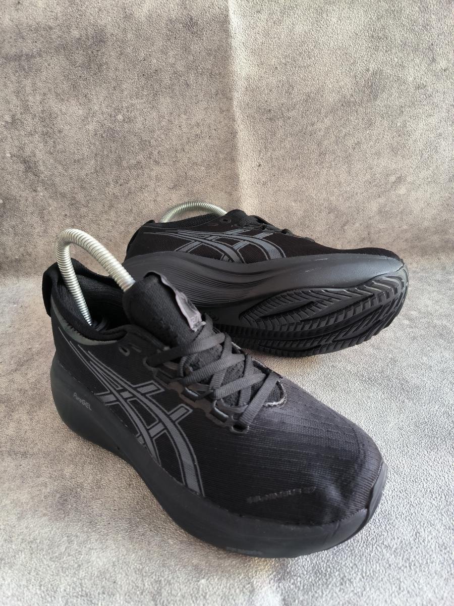 Asics Gel-Nimbus 27 dalam warna Black/Graphite Grey