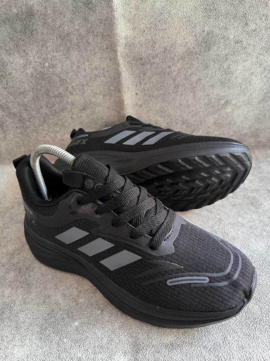 Adidas Response 2 Running Shoes berwarna hitam (Core Black / Core Black / Grey Five atau varian senada dengan aksen 3-Stripes haptic)