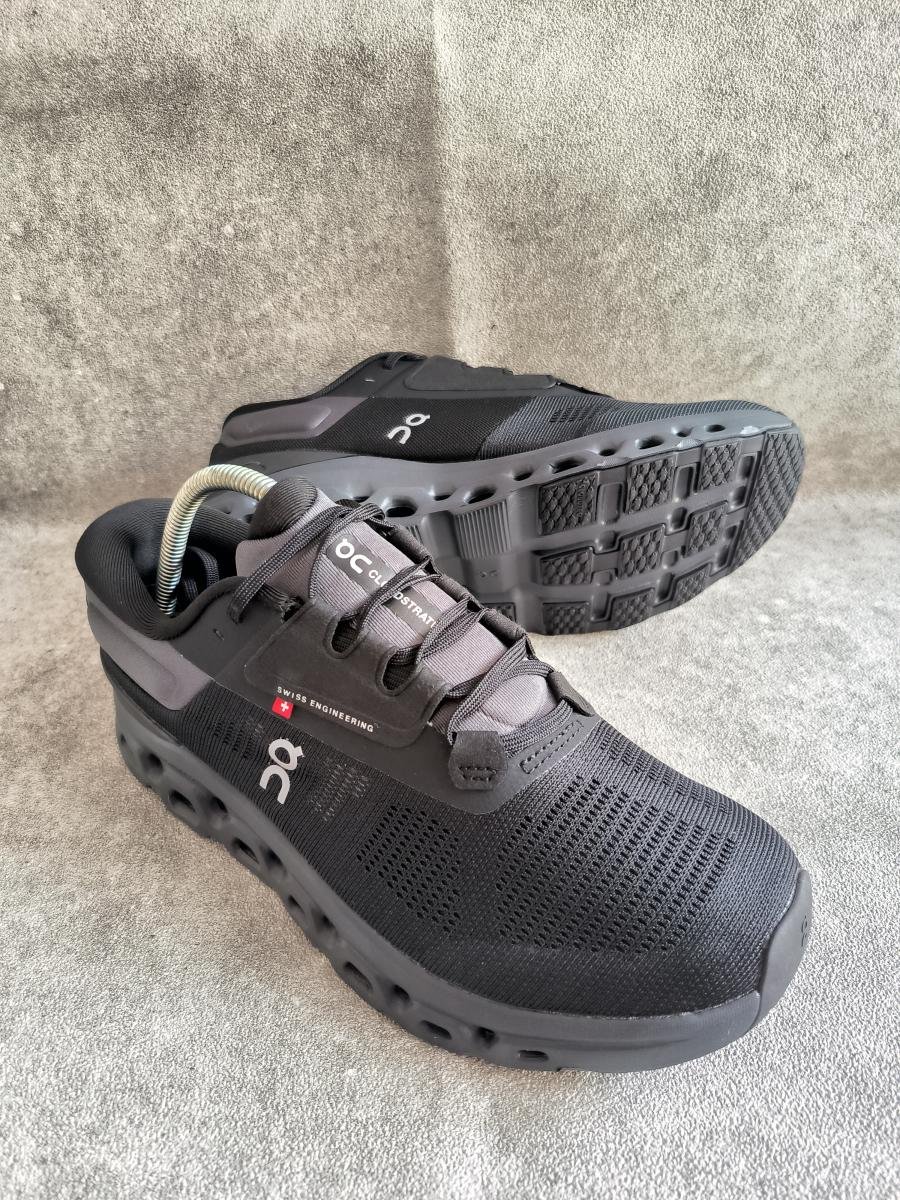 On Cloudstratus 3 berwarna Black Carbon