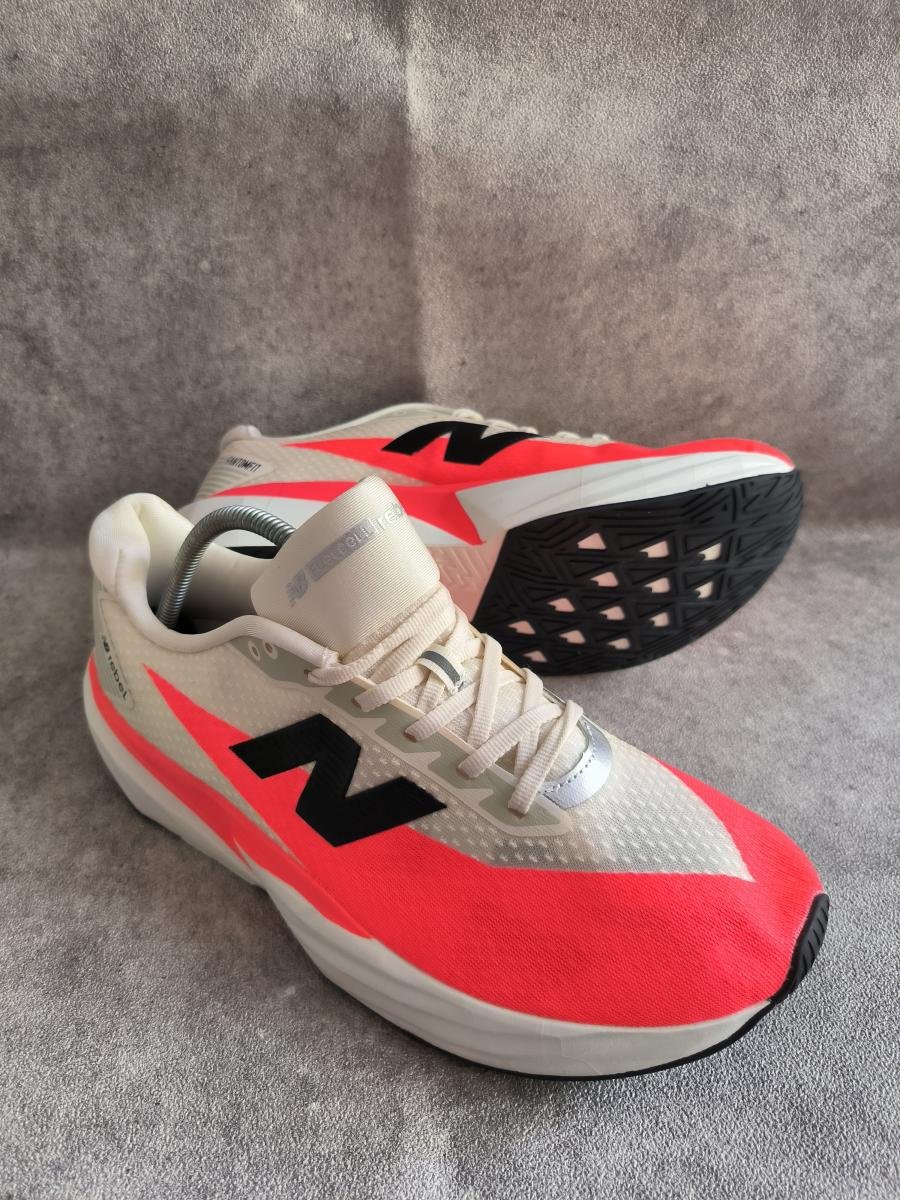 New Balance FuelCell Rebel v5 dengan warna White/Red (atau White/Orange Black)