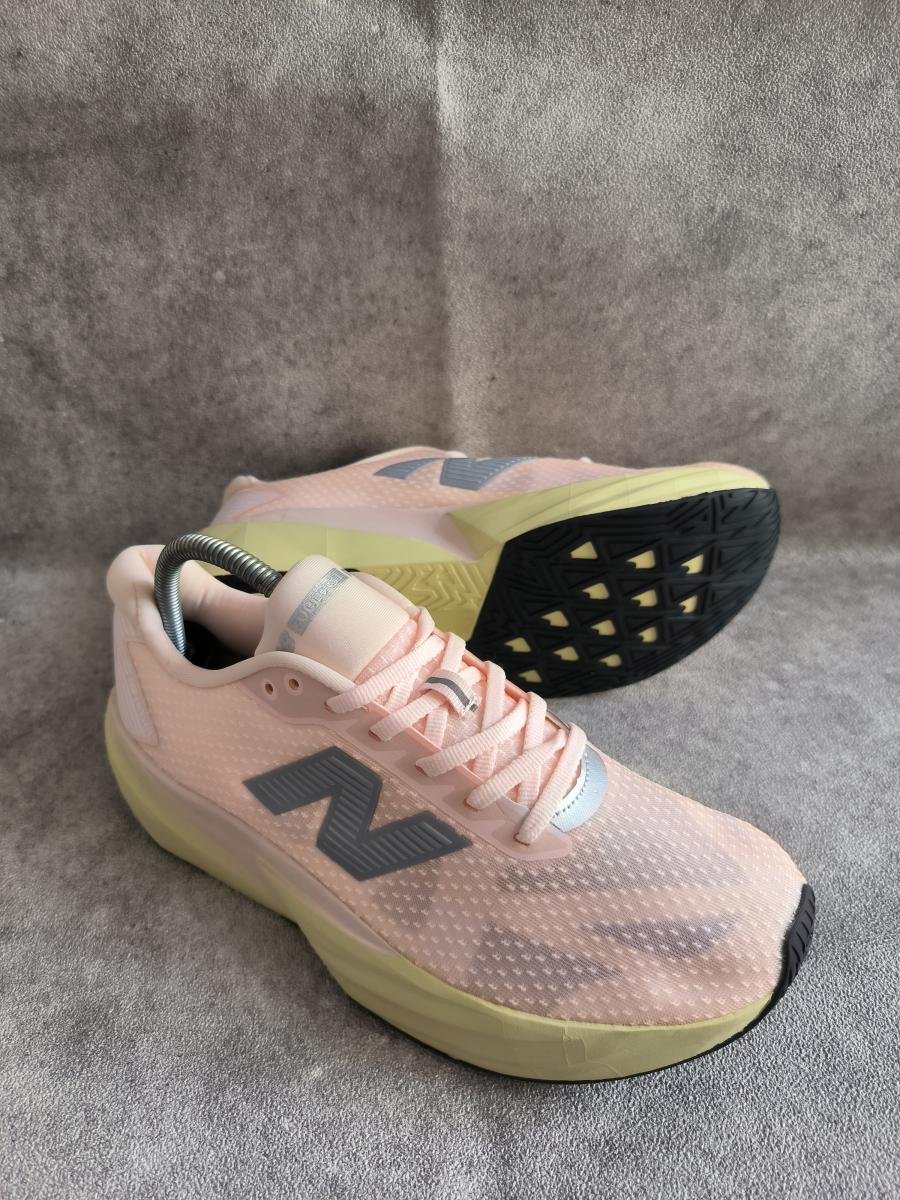 New Balance FuelCell Rebel v5 dalam warna Pink Granite with Silver Metallic and Linen