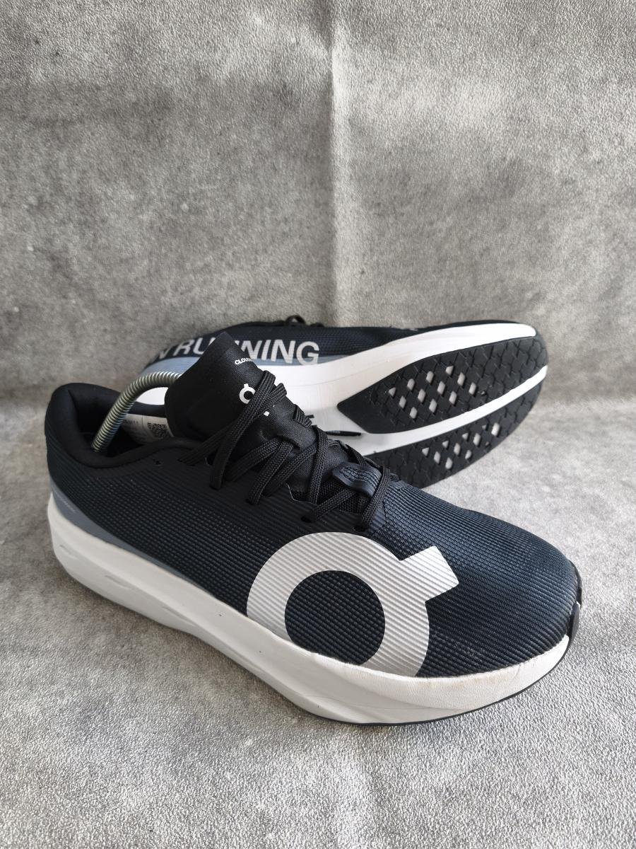 On On Cloudboom Volt warna White Black