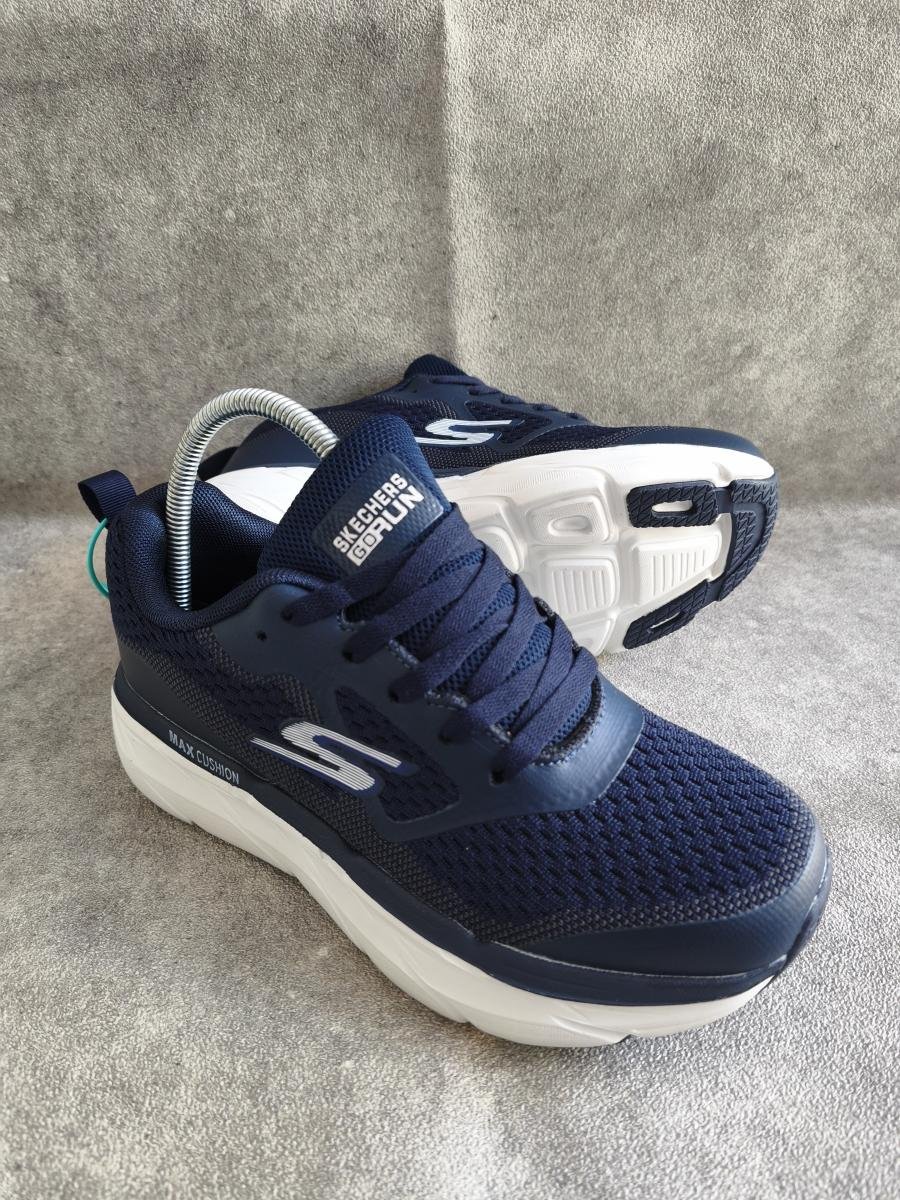 Skechers GOrun Max Cushioning warna Navy Blue (biru dongker).