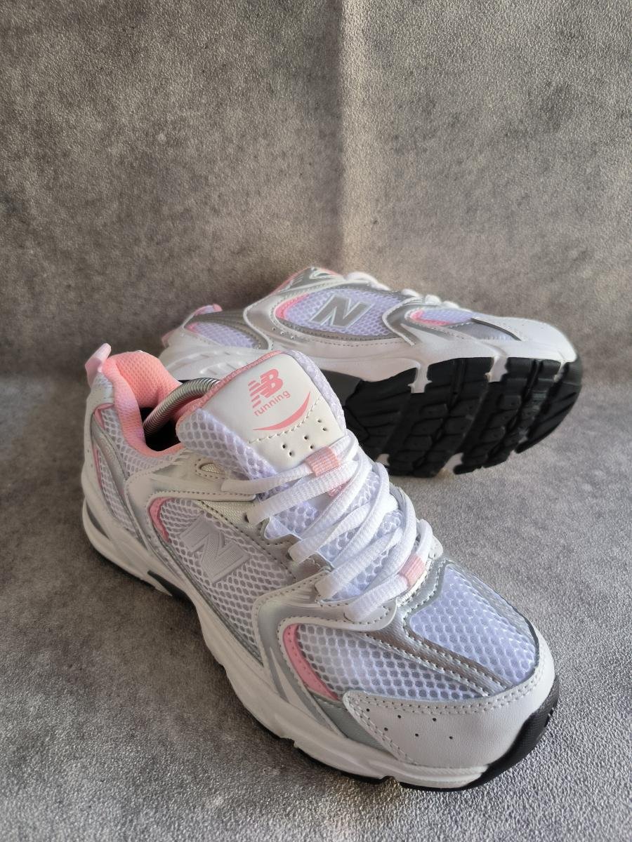 New Balance 530 dengan varian warna putih, perak, dan aksen merah muda (White Pink Silver / Ice Wine)