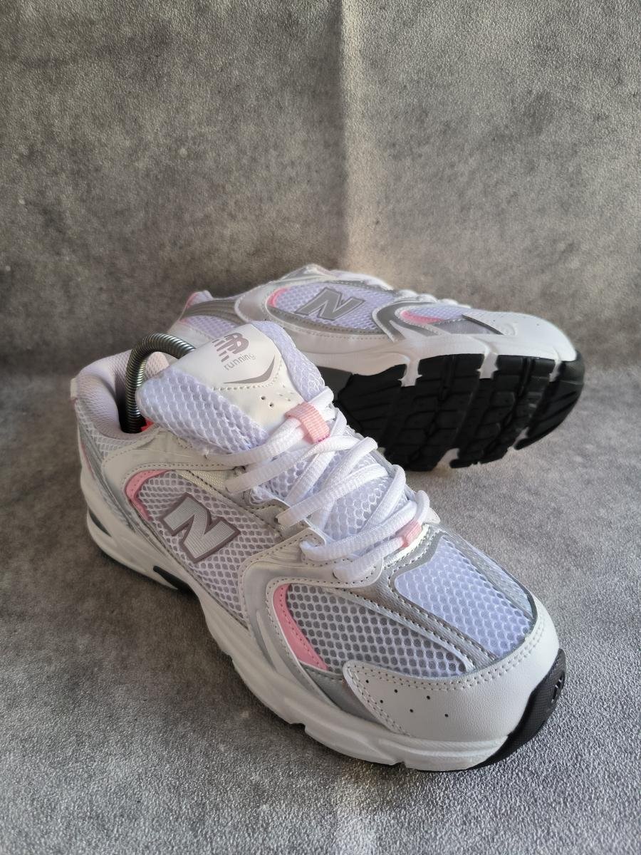 New Balance 530 dengan varian warna putih, perak, dan aksen merah muda (White Pink Silver / Ice Wine)