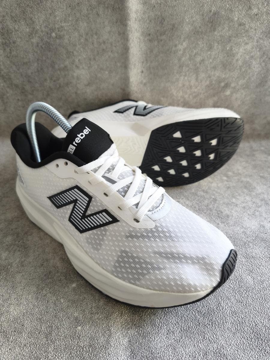 New Balance FuelCell Rebel v5 warna White/Black/Silver Metallic
