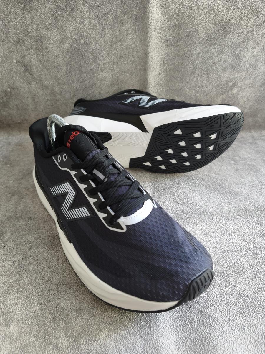 New Balance FuelCell Rebel v5 varian warna hitam (Black/Silver Metallic/White)